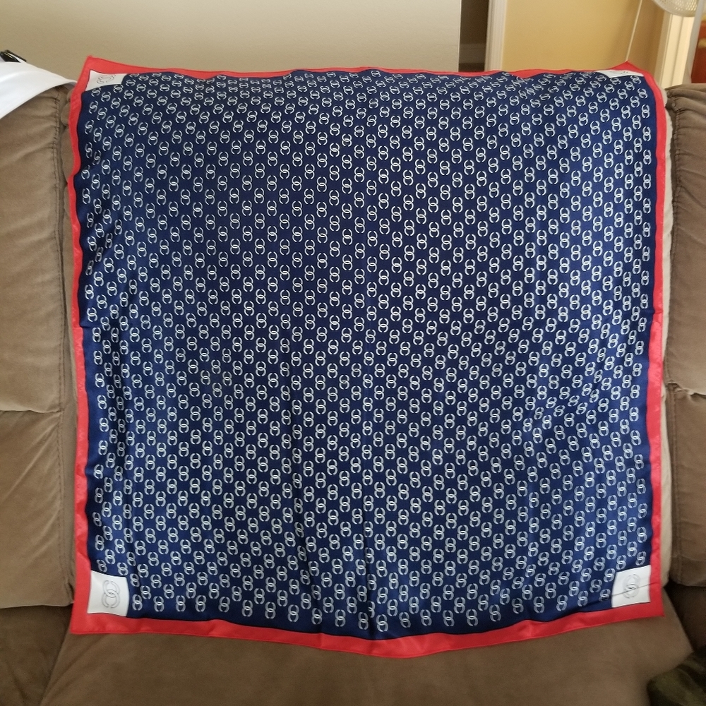 Square scarfs with C pattern